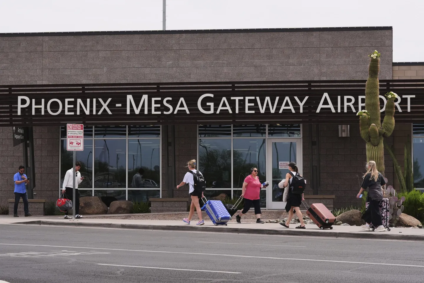 Budget airline Avelo begins ICE deportation flights from airport near Phoenix as protestors calls for traveler boycott