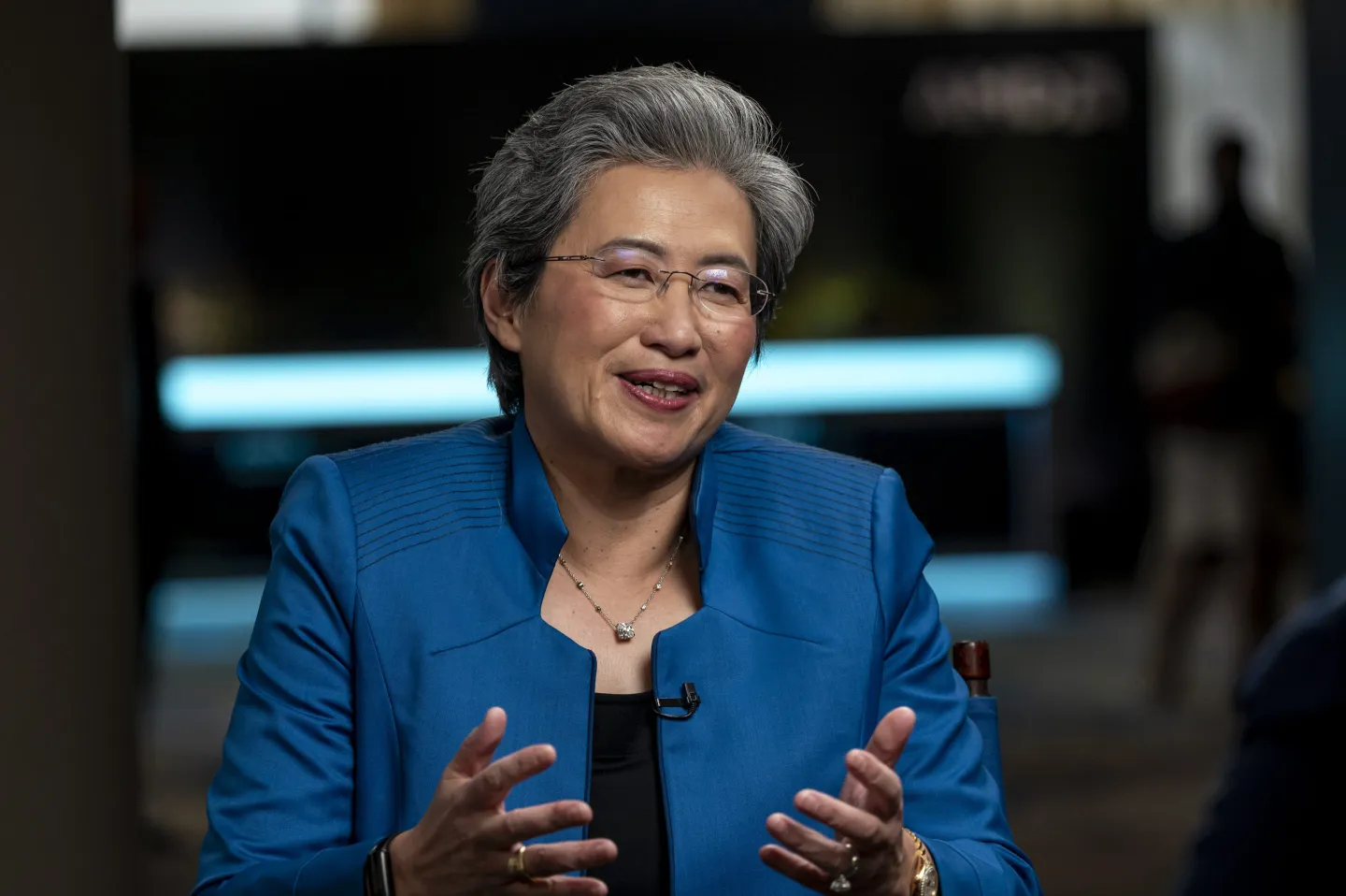 Lisa Su gestures