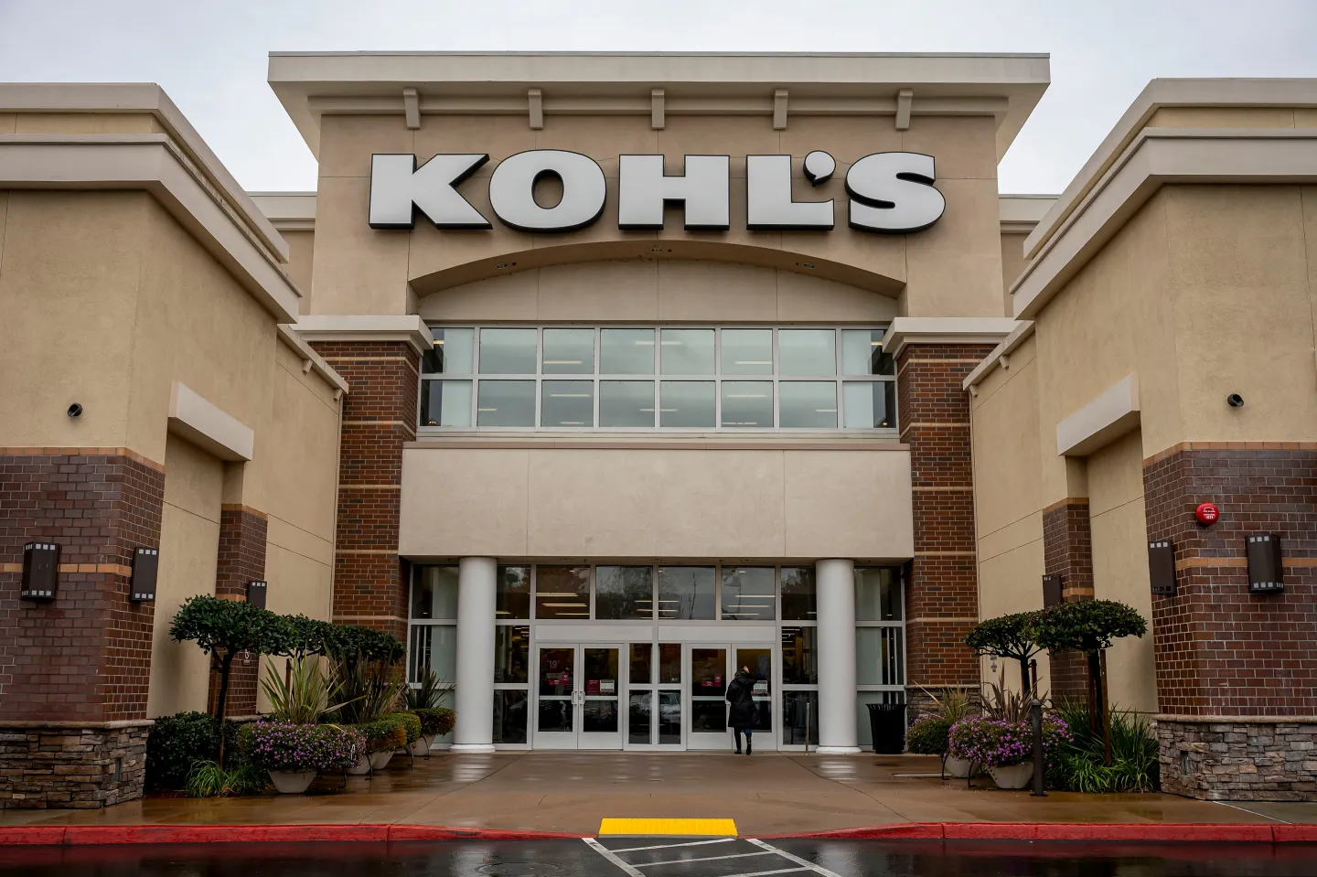 Kohl’s board fight spills into the open with director departure