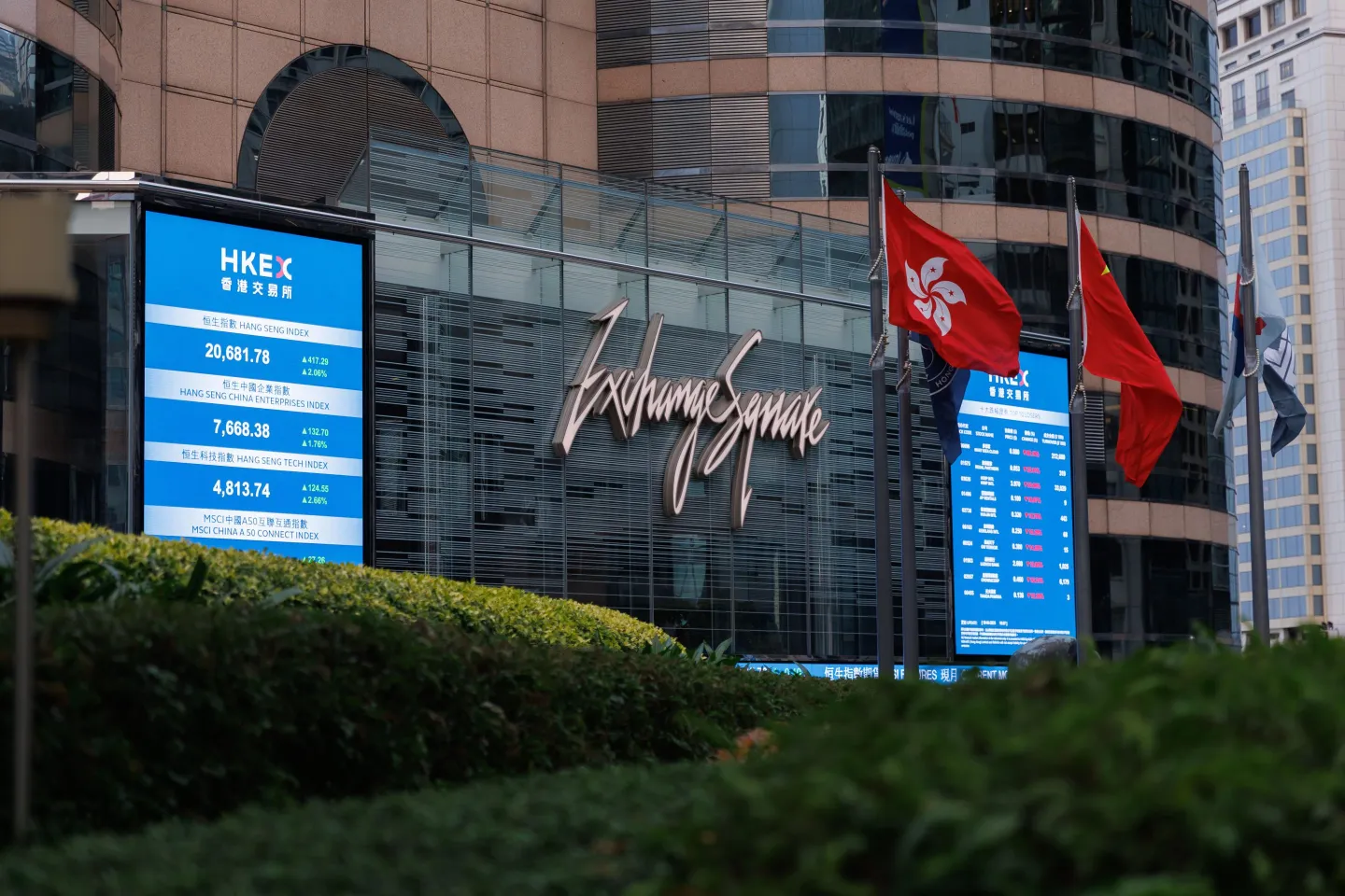 Top Chinese drugmaker Hengrui soars in Hong Kong trading debut